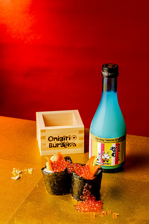 ＜春節祭＞おにぎりバーガーとペアリングを楽しむ『純米吟醸 にごり酒』、ひのき香る「升」、祝いの「いくら」で旧正月をおもてなし