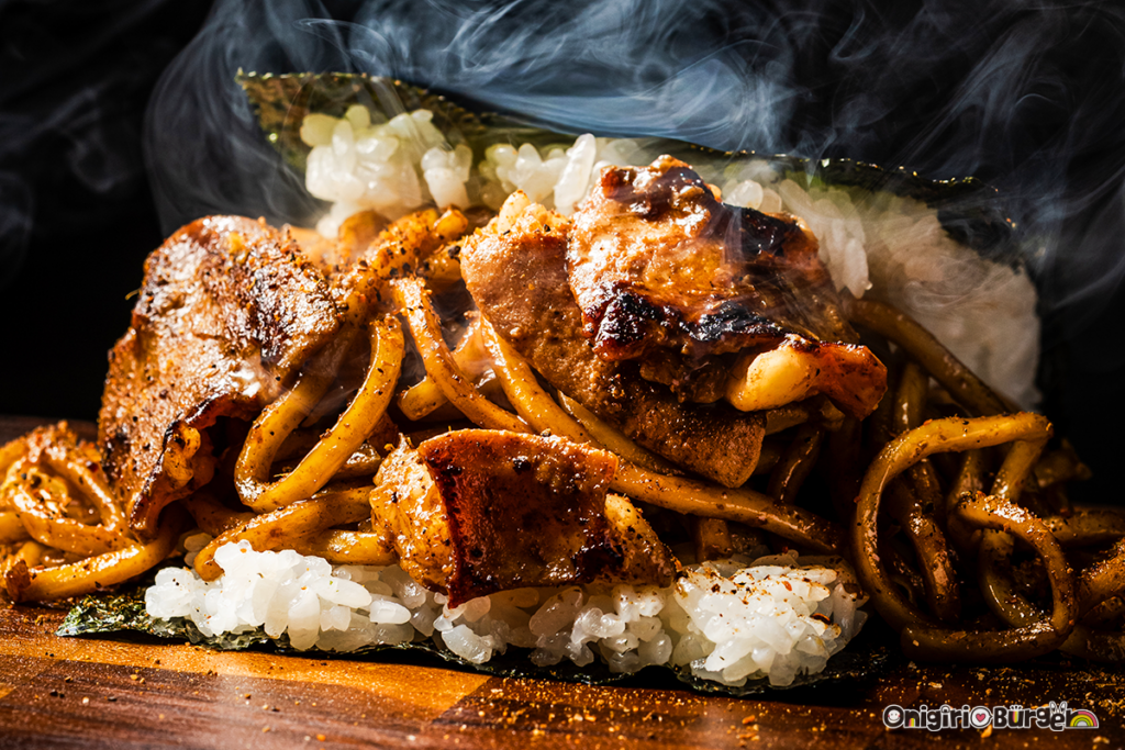 関西国際空港『OnigiriBurger』2周年記念！神戸のソウルフード「そばめし」神戸牛おにぎりバーガーが期間限定で登場！