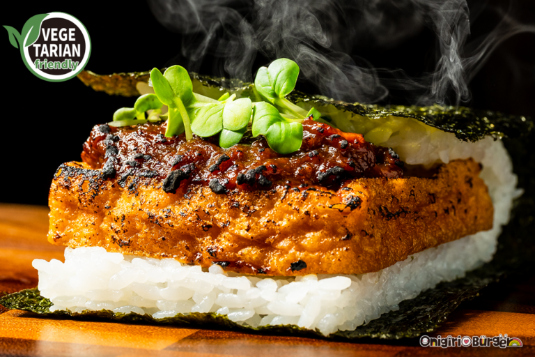 【ベジタリアン・フレンドリー】日本の伝統食「豆腐」と「味噌」を、一度に堪能！「ソイミート味噌厚揚げ」おにぎりバーガー｜OnigiriBurger 関西国際空港本店